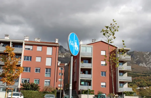 Občina Ajdovščina namerava za izvajanje stanovanjske  politike 
ustanoviti  javni stanovanjski sklad. 