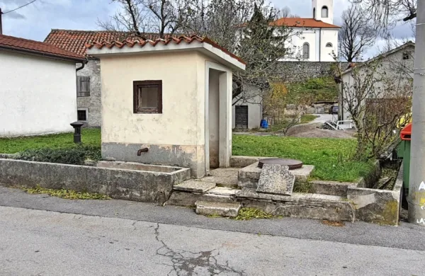 V Lažah bodo prihodnje leto iz participativnega proračuna obnovili tudi kamnito korito za vodo sredi vasi. Ta del 
vaščani tudi sicer skrbno čuvajo, saj je spodaj velika obokana štirna za 350 kubičnih metrov izvirske vode. 