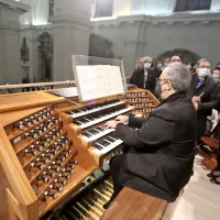 Mogočen zven orgel je izvabil organist Mirko Butkovič.