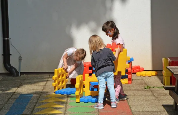 Pri večini otrok ni bilo bistvenih sprememb v obnašanju in razvoju, 
bilo pa je opaziti tudi nekaj odstopanj.