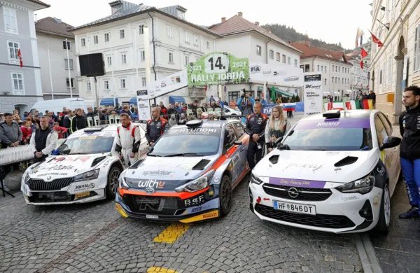 Takole so se v Idriji  veselile tri absolutno najboljše posadke. 
Domača zmagovalca Rok Turk in Vili Ošlaj sta v sredini.