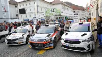 Takole so se v Idriji  veselile tri absolutno najboljše posadke. 
Domača zmagovalca Rok Turk in Vili Ošlaj sta v sredini.