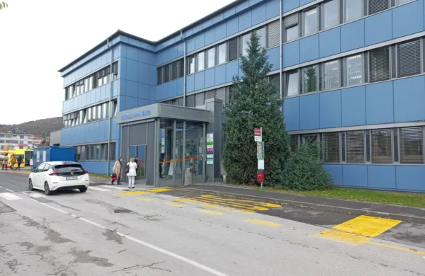 Na postojnski občini pojasnjujejo, da so klop na avtobusni postaji 
pri zdravstvenem domu, tako kot drugje po mestu, pred zimo 
odstranili.
