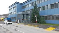 Na postojnski občini pojasnjujejo, da so klop na avtobusni postaji 
pri zdravstvenem domu, tako kot drugje po mestu, pred zimo 
odstranili.