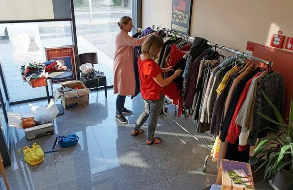V sklopi izglasovanega projekta Novo življenje odrabljenih stvari 
bodo izmenjevalnice oblačil (na fotografiji v okviru festivala Zmaj 
'ma mlade) in ostalih predmetov pogostejše.  