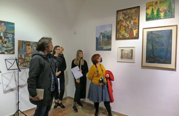 Po razstavi vodi dr. Miklavž Komelj - levo dela Avgusta Černigoja, desno  Ivana Vavpotiča, Božidarja Jakca in drugih.