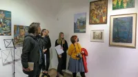Po razstavi vodi dr. Miklavž Komelj - levo dela Avgusta Černigoja, desno  Ivana Vavpotiča, Božidarja Jakca in drugih.