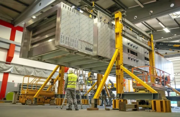 Peč s 327 kvadratnih metrov efektivne pečne površine ima 
kapaciteto peke do štiri tone kruha na uro. 