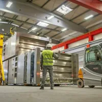 Peč s 327 kvadratnih metrov efektivne pečne površine ima 
kapaciteto peke do štiri tone kruha na uro.