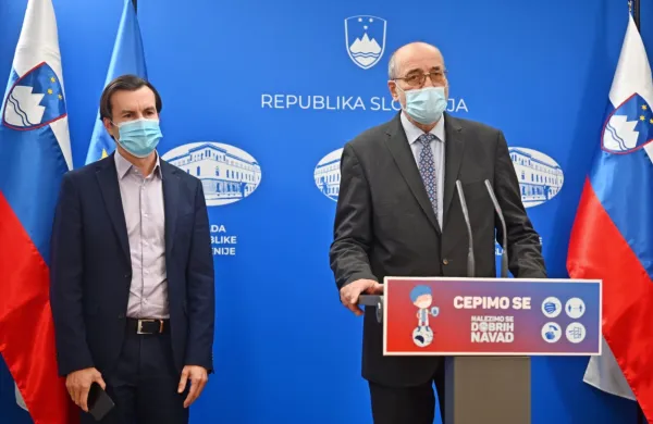 V. d. direktorja Slovenske tiskovne agencije Igor Kadunc (desno) in 
direktor Ukoma Uroš Urbanija