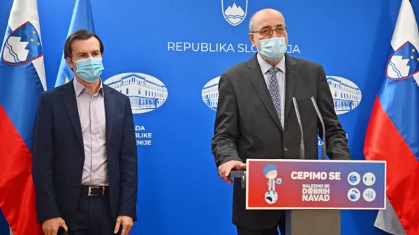 V. d. direktorja Slovenske tiskovne agencije Igor Kadunc (desno) in 
direktor Ukoma Uroš Urbanija