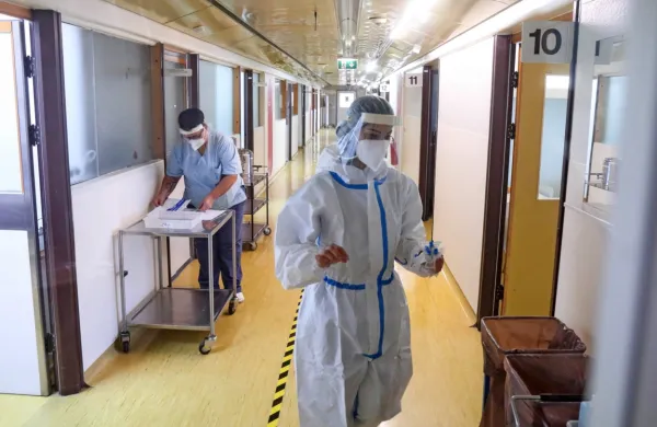 Covidni oddelki izrinjajo druge težke bolnike iz bolnišnic in 
zahtevajo premeščanje delavcev zdravstvene nege iz vseh drugih 
delovišč v bolnišnicah.   