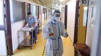 Covidni oddelki izrinjajo druge težke bolnike iz bolnišnic in 
zahtevajo premeščanje delavcev zdravstvene nege iz vseh drugih 
delovišč v bolnišnicah.   