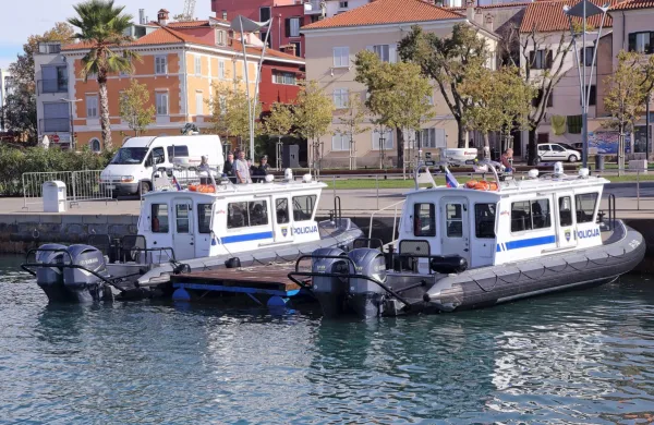 Po dveh gumenjakih, s katerimi  pomorski policisti delajo na morju v zadnjih letih, tokrat   na  policiji zbirajo 
ponudbe za  večji  patruljni čoln.