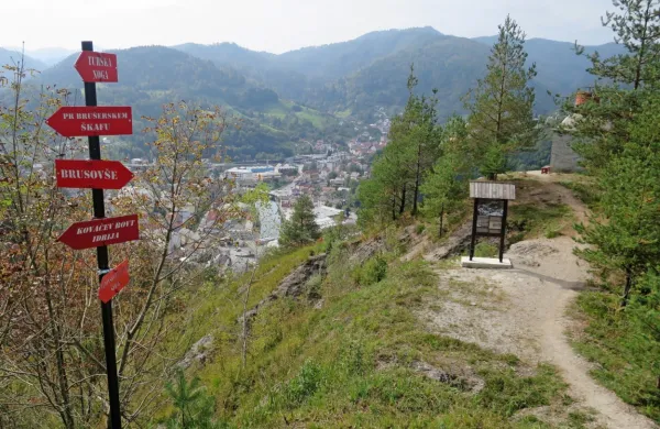 Geopark Idrija (na fotografiji raufnk - urejeno razgledišče z 
nekdanjega rudniškega topilniškega dimnika) pričakuje potrditev 
svojega obstanka v Unesco globalni mreži tovrstnih parkov. 