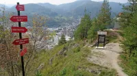 Geopark Idrija (na fotografiji raufnk - urejeno razgledišče z 
nekdanjega rudniškega topilniškega dimnika) pričakuje potrditev 
svojega obstanka v Unesco globalni mreži tovrstnih parkov. 