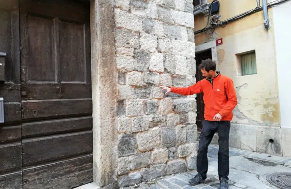 Stavba na Trgu bratstva, izdelana iz kamna in z vzorcem šahovnice, kjer so udeleženci delavnice pod vodstvom akademskega 
restavratorja Klavdija Zalarja izvedli stičenje oziroma fugiranje z 
apneno malto. 