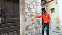 Stavba na Trgu bratstva, izdelana iz kamna in z vzorcem šahovnice, kjer so udeleženci delavnice pod vodstvom akademskega 
restavratorja Klavdija Zalarja izvedli stičenje oziroma fugiranje z 
apneno malto. 