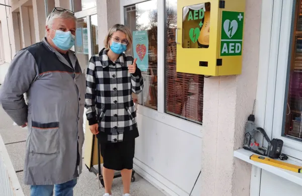 Defibrilator tudi pred knjižnico