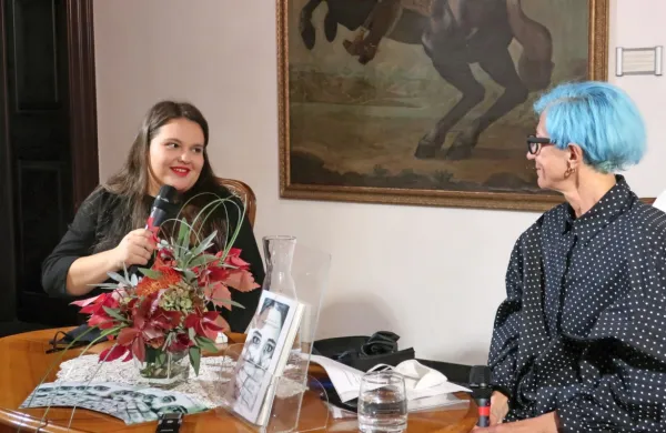 Selma Skenderović je v Pretorski palači o  pisanju in sebi spregovorila ob vprašanjih pisateljice in svoje mentorice Suzane Tratnik.