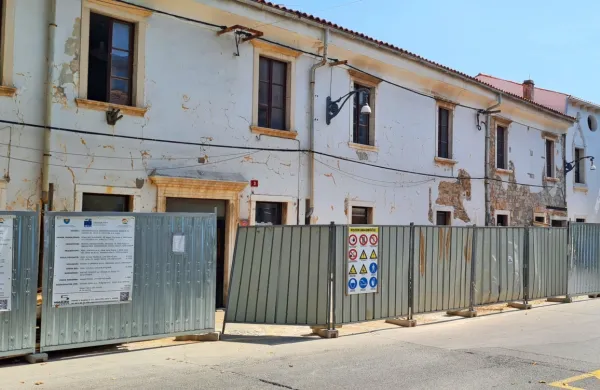 Palačo Sabini-Grisoni na Vergerijevem trgu v Kopru  so vpisali  v 
nacionalni register kulturne dediščine in jo razglasili za spomenik 
lokalnega pomena. 