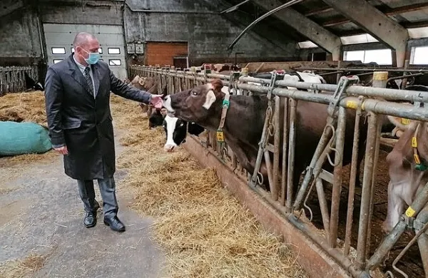 Minister dr. Jože Podgoršek je na ogledu visokogorskih kmetij v Idrijskih Krnicah obljubil, da v novi perspektivi ne bodo prikrajšane za spodbude.