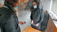 V novogoriški knjižnici so včeraj mlajši raje pokazali osebno 
izkaznico kot starejši. 