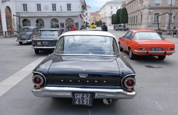 Da je v mesto prispel stripovski junak iz 60. let prejšnjega stoletja, 
so včeraj dali vedeti tudi starodobniki iz tistega obdobja, parkirani 
na  Borznem trgu.