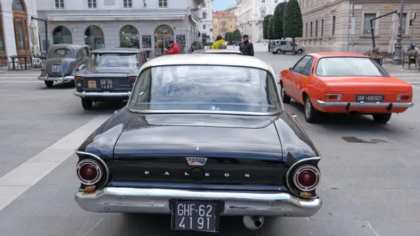 Da je v mesto prispel stripovski junak iz 60. let prejšnjega stoletja, 
so včeraj dali vedeti tudi starodobniki iz tistega obdobja, parkirani 
na  Borznem trgu.