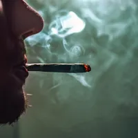 Mladostniki se ne zavedajo, kako si z zasvojenostjo  od raznih drog  
uničujejo zdravje. 