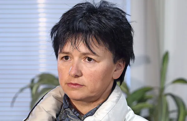 Simona Angelini je bila z mesta ravnateljice OŠ razrešena v skladu 
z zakonodajo.