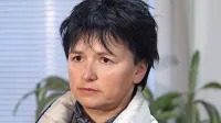 Simona Angelini je bila z mesta ravnateljice OŠ razrešena v skladu 
z zakonodajo.