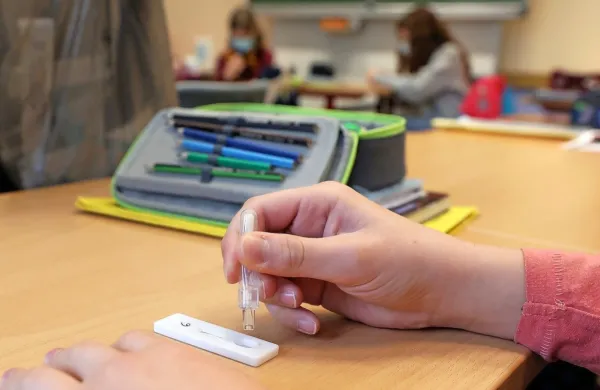 Kdo naj bi pomagal mlajšim otrokom pri izvajanju hitrih testov? 
Ravnatelji opozarjajo, da učitelji za to niso usposobljeni. 