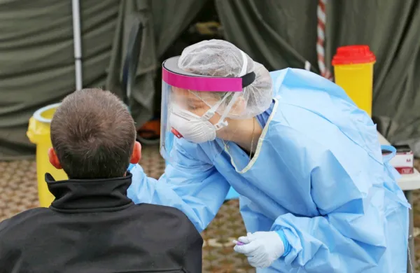 Za večino,  tudi za glavnino odločevalcev, je delo medicinskih 
sester tudi v covidnih razmerah nekaj  povsem samoumevnega. 