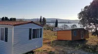 Mobilne hišice, ki so jih na svoje zemljišče marca 2019 postavili Rok Cvetkov, Blaž Jasnič in Igor Velov, so že tedaj 
močno razburile Ankarančane. Namesto njih bodo sedaj lahko zrasle zidane hišice na točkovnih temeljih.  