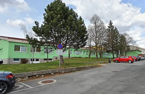 Divaško osnovno šolo bodo povečali z nadzidavo pritličnega 
dela. 