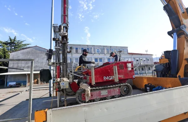 Delavci podjetja SLP iz Ljubljane opravljajo geotehnične preiskave 
sestave tal, ki bodo pokazale, kakšne objekte je mogoče graditi na 
tem terenu.
