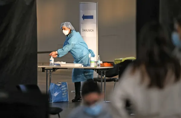 V četrtek potrdili 3431 okužb, 215 covidnih bolnikov potrebuje intenzivno nego