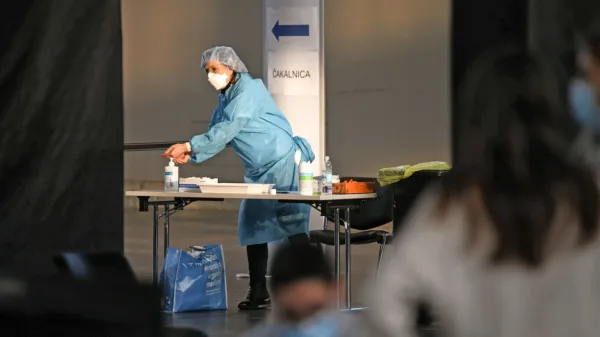 V četrtek potrdili 3431 okužb, 215 covidnih bolnikov potrebuje intenzivno nego