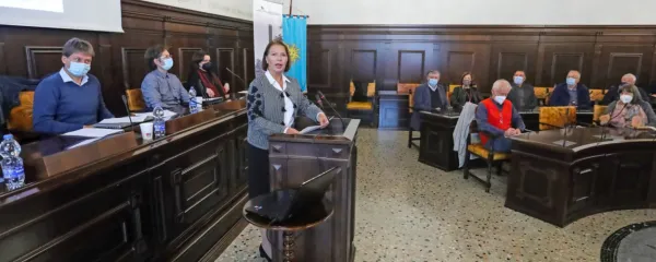 Znanstveni posvet je pozdravila Jadranka Šturm, predsednica istrske enote Društva Tigr Primorske. Za njo so razpravljalci - 
zgodovinarji (z leve) - Borut Klabjan, Gašper Mithans in Mateja Režek.