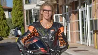 Mia Obreza s svojim motociklom v domačem Mirnu.