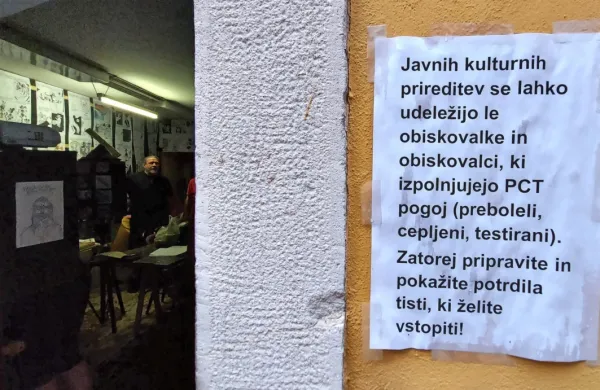 Trdoživ prizor, ki zlepa noče v zgodovino. 