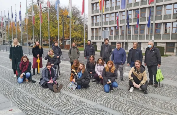 Predstavniki številnih civilnodružbenih gibanj pozivajo poslance, 
naj prebivalcem Anhovega zagotovijo neodvisni vir pitne vode.