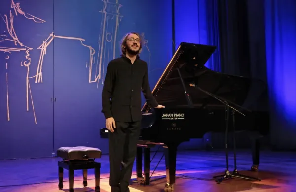 Aleksander Gadžijev je na svojem prvem nastopu v Sloveniji po  
izjemnem uspehu v Varšavi hvaležnemu občinstvu postregel s kar 
petimi dodatki.   