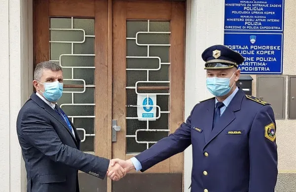 Boris Korasa (levo) je vajeti Policijske uprave Koper prevzel od 
dosedanjega začasnega vodje Igorja Jadriča.
