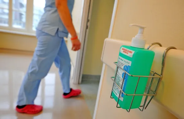 Za višje plače zdravstvenih delavce bo denar prišel iz zdravstvene blagajne ZZZS, za izplačilo višjih  plač 
zaposlenim, ki skrbijo za osnovno in socialno  oskrbo domskih stanovalcev, pa naj bi se povišale oskrbnine.  