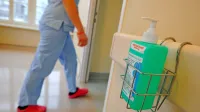Za višje plače zdravstvenih delavce bo denar prišel iz zdravstvene blagajne ZZZS, za izplačilo višjih  plač 
zaposlenim, ki skrbijo za osnovno in socialno  oskrbo domskih stanovalcev, pa naj bi se povišale oskrbnine.  