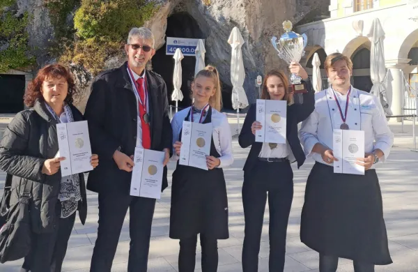 Z leve: učiteljica kuharstva Irena Ličen, Branko Miklobušec, 
Kristina Kastelic Čehovin,  Neža Novak in Nik Mišič, na fotografiji 
manjka učiteljica turizma Alenka Lodrant.