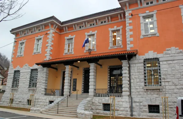 Z obnovo palače, ki je po ukinitvi postojnske policijske uprave leta 
2011 samevala prazna, so v Postojni pred propadom uspeli rešiti  
pomembno kulturnozgodovinsko stavbo.