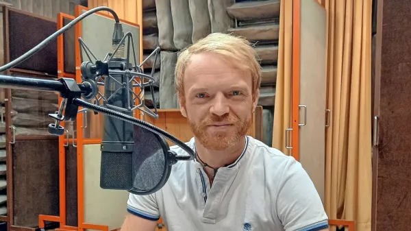 Rok Matek v studiu Radia Koper